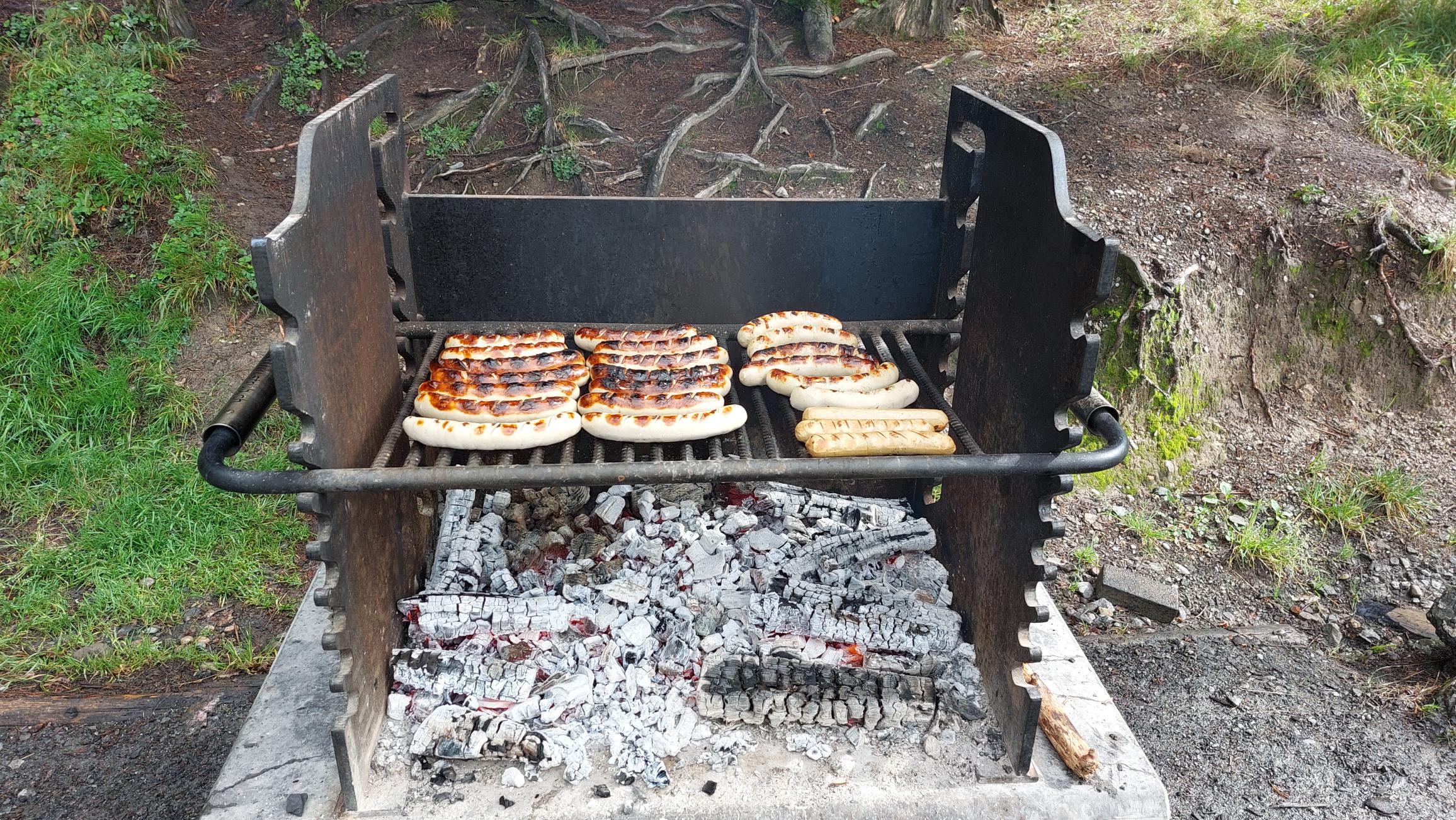 Grillställe mit Bratwürsten